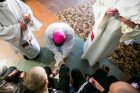 Kauno vyskupas plovė kaliniams kojas Kauno vyskupas plovė kaliniams kojas