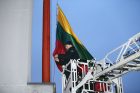 Šilainių ugniagesiai iškėlė išskirtinio dydžio trispalvę Šilainių ugniagesiai iškėlė išskirtinio dydžio trispalvę