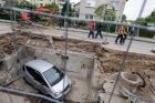 Prancūzų g. į šiluminę trasą įkrito automobilis Prancūzų g. į šiluminę trasą įkrito automobilis