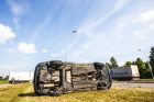 Kaune per avariją apsivertė automobilis, sužeistas vairuotojas Kaune per avariją apsivertė automobilis, sužeistas vairuotojas