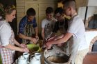 Ukrainiečių vaikai kepė lietuvišką duoną Ukrainiečių vaikai kepė lietuvišką duoną