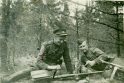 1946 m.: A.Ramanauskas-Vanagas su A.Perminu-Jūrininku Bingelių apylinkėse su ūgtelėjusiais vanagiukais.
